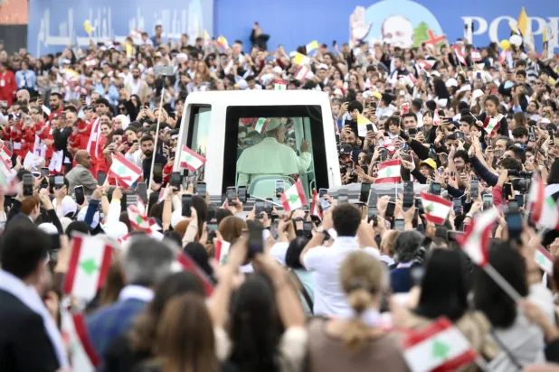 البابا ليو يحيّي الحشود قبل قداس عند الواجهة البحرية في بيروت (إ.ب.أ)