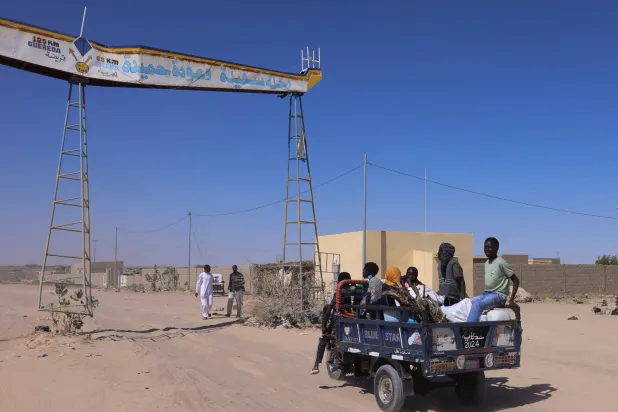 A Sudanese refugee father from al-Fashir rides on a motorized cart with his wife and their daughters as they flee ongoing clashes between the RSF and the Sudanese army, arriving at the entrance city of Tine in eastern Chad, November 22, 2025. REUTERS/Amr Abdallah Dalsh