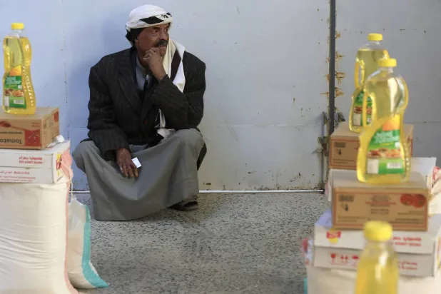 الحوثيون يروجون أن المنتجات المحلية قادرة على توفير احتياجات السكان (إ.ب.أ)