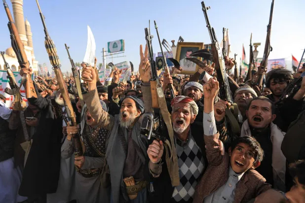 موالون للحوثيين خلال حشد في صنعاء دعا إليه زعيم الجماعة (أ.ف.ب)