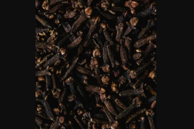 القرنفل يُخفف عسر الهضم ويُقلل الغازات (بيكسلز)