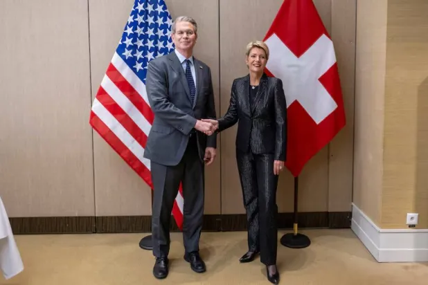 وزير الخزانة الأميركي سكوت بيسنت يصافح رئيسة سويسرا كارين كيلر سوتر خلال اجتماع ثنائي في جنيف 9 مايو 2025 (رويترز)