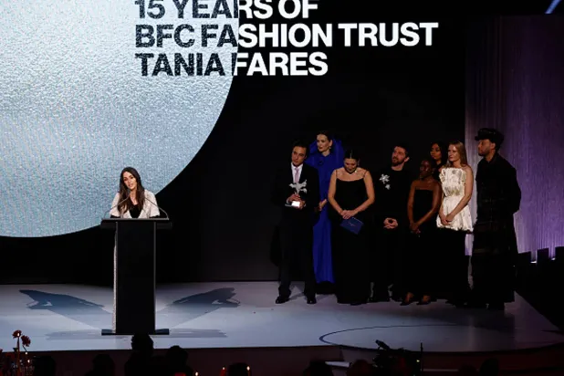 تانيا فارس خلال تلقي كلمتها بعد حصولها على جائزة تقدير على إسهاماتها في دعم المصممين الناشئين (غيتي)