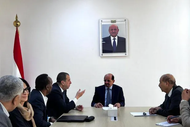 وزير الخارجية اليمني مجتمعاً في عدن مع مسؤول أممي (إعلام حكومي)