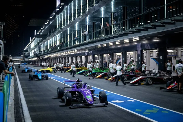 تستعد حلبة كورنيش جدة (أسرع حلبة شوارع في العالم) لاحتضان منافسات الجولة الخامسة والأخيرة (الشرق الأوسط)