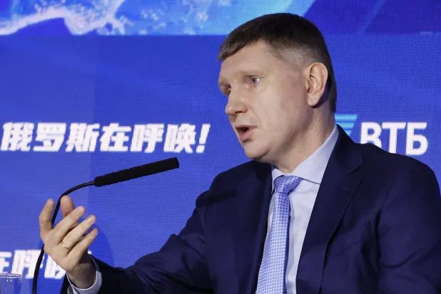 مكسيم ريشيتنيكوف يتحدث خلال جلسة عامة في منتدى «روسيا تنادي» للاستثمار (أرشيفية - رويترز)