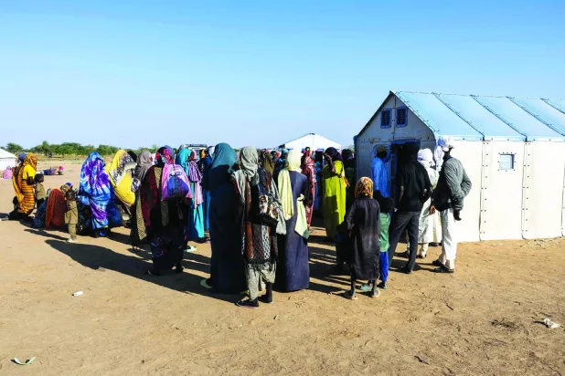 لاجئون سودانيون هاربون من الصراع في بلادهم داخل مخيم أوري كاسوني بتشاد (أ.ف.ب)