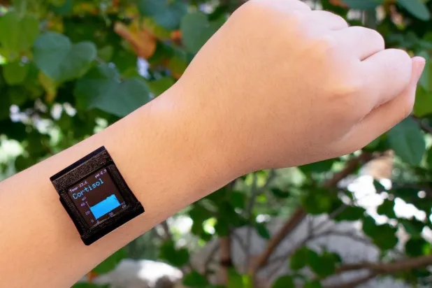 هناك أجهزة حديثة قابلة للارتداء يمكنها مراقبة الصحة عبر العرق (جامعة كاليفورنيا)