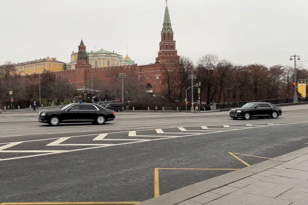 موكب الوفد الأميركي يسير قرب الكرملين بعيد وصوله إلى موسكو الثلاثاء (رويترز)