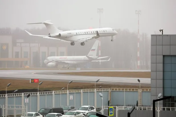 طائرة أميركية تحمل ستيف ويتكوف وجاريد كوشنر تحط بمطار فنوكوفو في موسكو (إ.ب.أ)