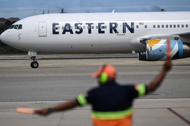 طائرة تابعة لشركة «إيسترن إيرلاينز» تحمل مهاجرين فنزويليين عائدين من الولايات المتحدة تهبط في مطار سيمون بوليفار الدولي في مايكيتيا بفنزويلا 26 نوفمبر 2025 (أ.ف.ب)