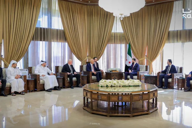 الشرع مستقبلاً وفد «شيفرون» بحضور توماس براك (سانا)