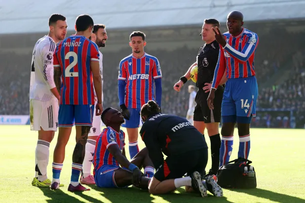 السنغالي إسماعيلا سار لاعب كريستال بالاس أصيب في مواجهة يونايتد (رويترز)