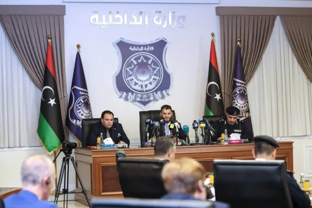 الطرابلسي يستعرض في المؤتمر الصحافي نتائج «البرنامج الوطني» لترحيل المهاجرين غير النظاميين (أ.ف.ب)