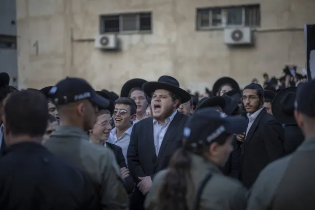 مظاهرة لليهود المتدينين (الحريديم) رفضاً لتجنيد شبابهم بالجيش الإسرائيلي في أبريل 2024 (د.ب.أ)