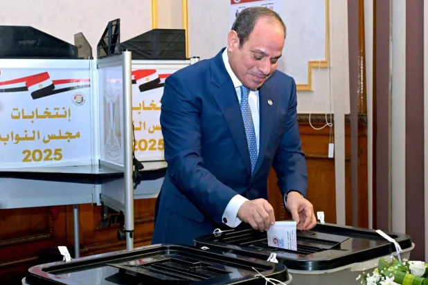 الرئيس المصري عبد الفتاح السيسي خلال الإدلاء بصوته في المرحلة الثانية من انتخابات «النواب» (الرئاسة المصرية)