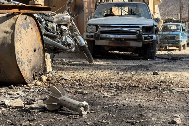 قذيفة إسرائيلية تظهر في بلدة بيت جن جنوب سوريا بعد انسحاب الجيش الإسرائيلي في أعقاب عملية عسكرية (أ.ف.ب)