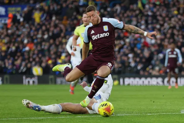 روس باركلي لاعب وسط أستون فيلا (رويترز)