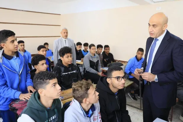 وزير التعليم المصري محمد عبد اللطيف خلال جولته بإحدى المدارس الحكومية بالقاهرة الاثنين (وزارة التربية والتعليم)
