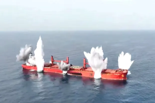 أعمدة الدخان تتصاعد من سفينة الشحن «إم في ماجيك سيز» التي ترفع علم ليبيريا وتديرها شركة يونانية بعد تعرضها لهجوم قبالة جنوب غربي اليمن (رويترز)