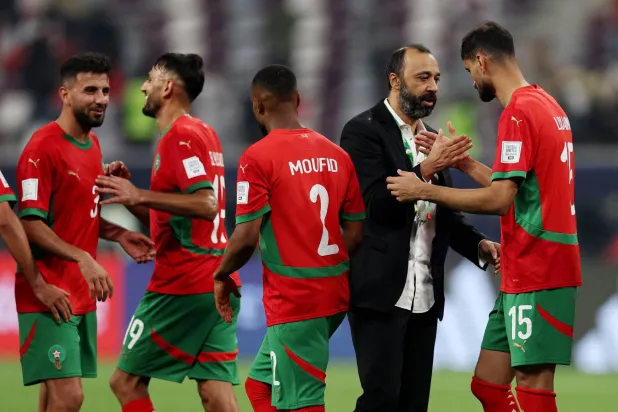 طارق السكتيوي مدرب المنتخب المغربي يحتفل مع لاعبيه بالفوز على جزر القمر (رويترز)