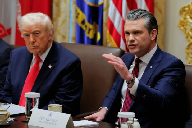 ABD Savaş Bakanı Pete Hegseth, 2 Aralık 2025'te Beyaz Saray'da ABD Başkanı Donald Trump ile kabine toplantısında konuşuyor... (Reuters)