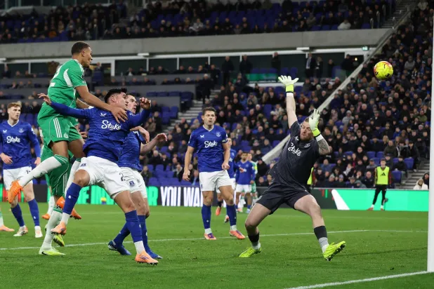 رأسية ثياو تختتم رباعية نيوكاسل وثنائيته في شباك إيفرتون (أ.ف.ب)