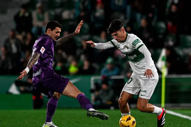 ميندوزا لاعب خط وسط إلتشي (يمين) أبهر الجميع في أول موسم له في الدوري الإسباني الممتاز (غيتي)