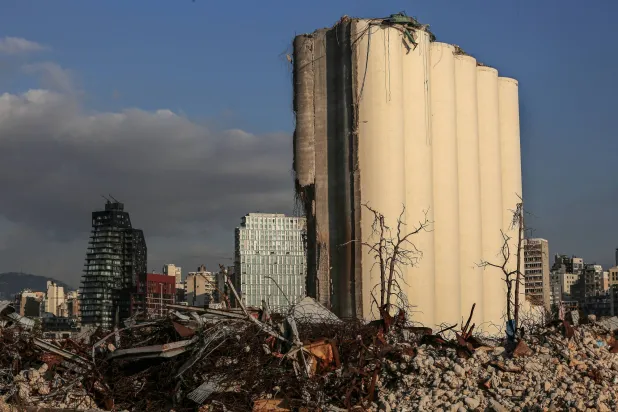 بعض أعمدة صوامع القمح المدمرة في مرفأ بيروت تظهر بعد 3 سنوات من الانفجار الهائل (د.ب.أ)