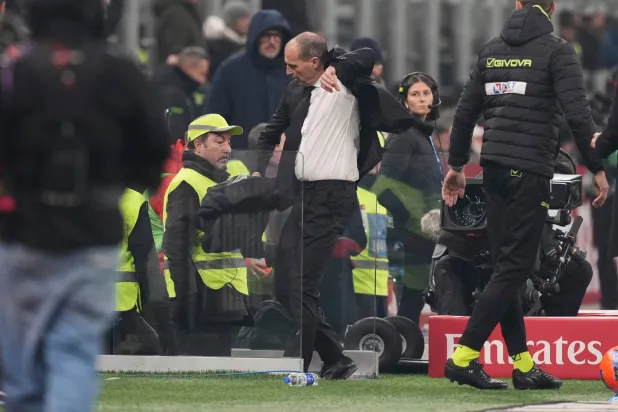 ماسيميليانو أليغري مدرب ميلان انفعل وطرد في مواجهة لاتسيو (أ.ب)