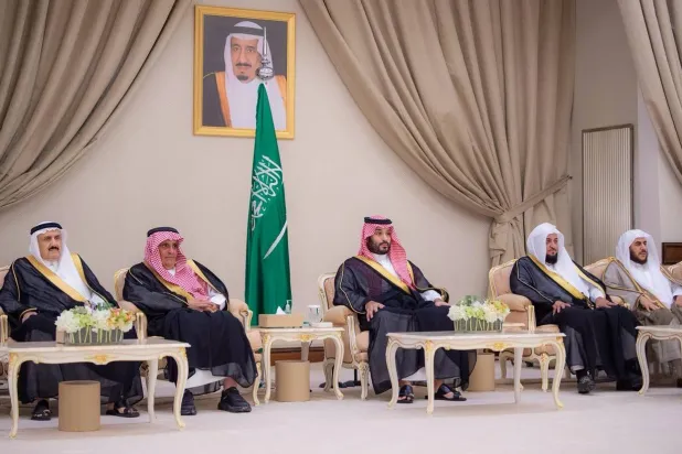 ولي العهد السعودي الأمير محمد بن سلمان مُستقبلاً الأمراء والعلماء والوزراء وجمعاً من المواطنين بقصر الخليج في الدمام (واس)