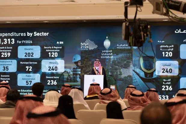 الجدعان يتحدث في مؤتمر صحافي عقب إقرار ميزانية عام 2026 (الشرق الأوسط)