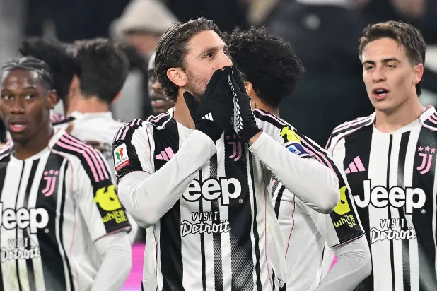 مانويل لوكاتيلي يحتفل بهدفه الثاني في مرمى أودينيزي (إ.ب.أ)