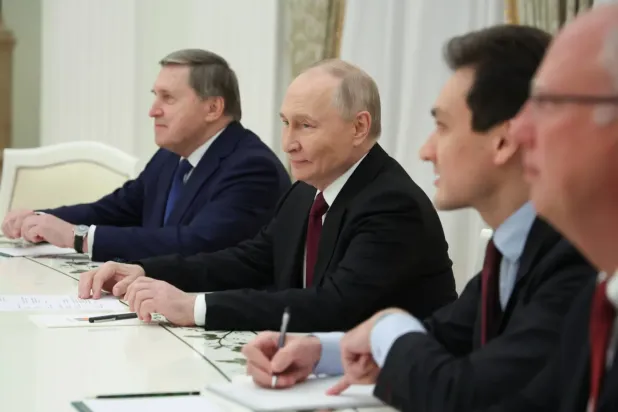 Putin, dış politika danışmanı Yuri Ushakov (solda) ve Rusya Doğrudan Yatırım Fonu CEO'su Kirill Dmitriev (sağda), ABD Özel Temsilcisi Steve Wittkoff ve Jared Kushner ile görüşmeler sırasında (AP)