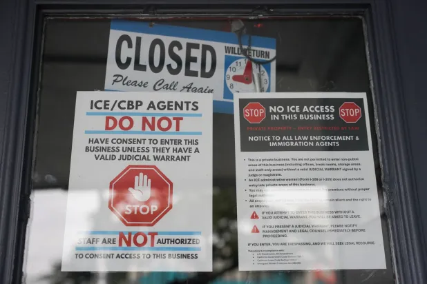 على أبواب مطعم تاكويريا غيريرو الذي لا يزال مغلقًا مؤقتًا بسبب المخاوف على سلامة موظفيه تُعرض لافتات تنص على منع دخول موظفي إدارة الهجرة والجمارك في نيو أورلينز (رويترز)
