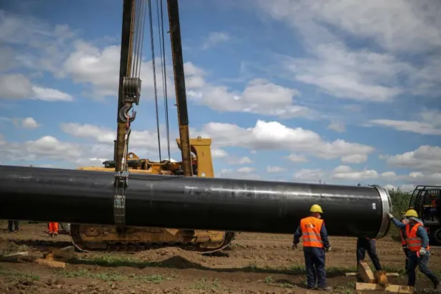 2022 yılında Rusya'nın TürkAkım doğalgaz boru hattının uzatılması için yapılan inşaat sahasında çalışan işçiler (Arşiv- Reuters)