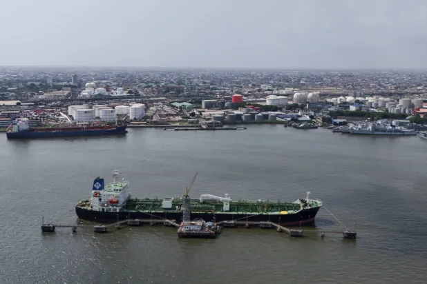 ناقلة نفط راسية في بحيرة لاغوس، نيجيريا (رويترز)