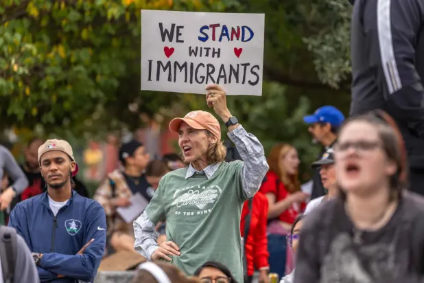 Charlotte'ta Sınır Devriyesi ve Göçmenlik ve Gümrük Muhafaza personelinin konuşlandırılmasına karşı protestocular (AFP)