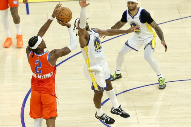 كعادته فرض النجم الكندي شاي غلجيوس-ألكسندر نفسه نجماً للمباراة (إ.ب.أ)