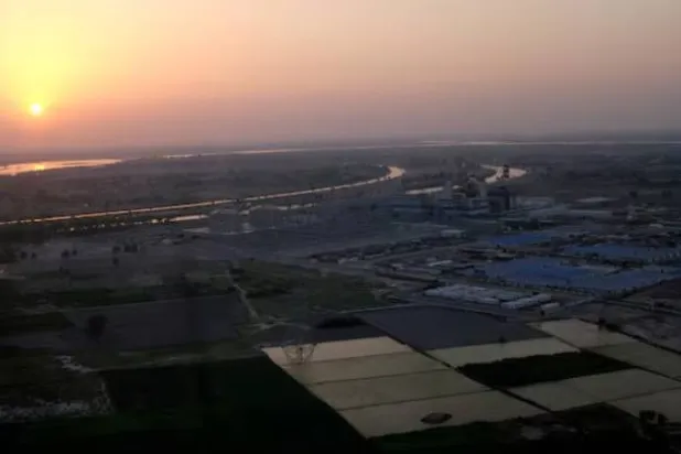 صورة جوية لمحطة طاقة الغاز الطبيعي المسال «هافيلي بهادور شاه» في جانغ بباكستان (رويترز)