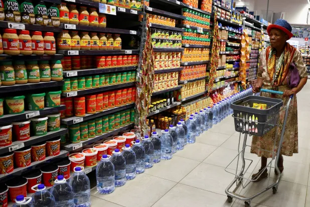 سيدة تتسوق في أحد المراكز التجارية بمدينة سويتو في جنوب أفريقيا (رويترز)