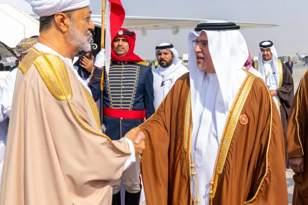 ولي العهد البحريني يستقبل سلطان عمان هيثم بن طارق (بنا)