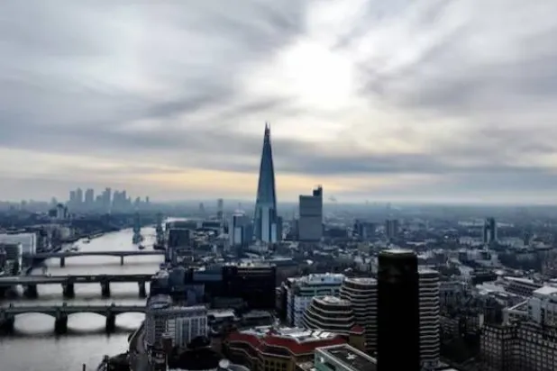 صورة جوية لمبنى شارد في لندن مع خلفية حي كاناري وارف المالي (رويترز)