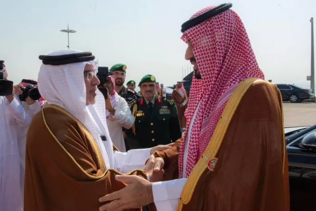 ولي العهد رئيس مجلس الوزراء البحريني في مقدمة مستقبلي الأمير محمد بن سلمان لدى وصوله الصالة الملكية بجسر الملك فهد (واس)