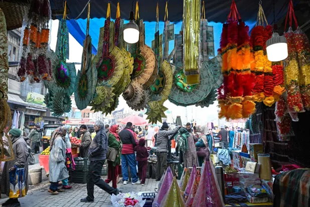 زينات في أحد المتاجر بسوق شعبية في سرينغار بالهند (أ.ف.ب)