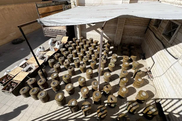 عدد من الألغام التي ضبطها الأمن السوري (حساب وزارة الداخلية السورية عبر «إكس»)