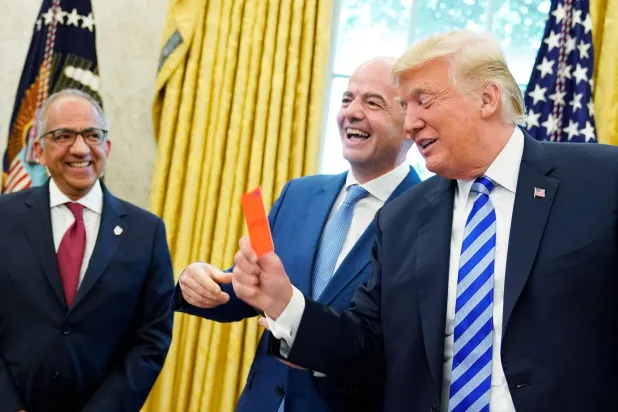 إنفانتينو كسب ودّ ترمب بهدية: بطاقة حمراء ضخمة (أ.ف.ب)