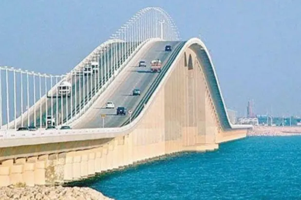 جسر الملك فهد الذي يربط بين السعودية والبحرين (الشرق الأوسط)