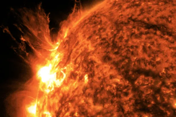 شرارة هائلة تعبُر الفضاء نحو مجالنا المغناطيسي (ناسا)