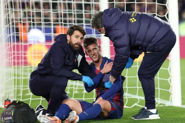 أولمو سيغيب لفترة عن برشلونة بسبب خلع في الكتف (أ.ف.ب)